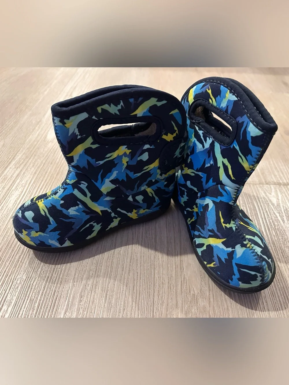 Bogs Kids Camo Pull-On Snow or Rain Boots - Kids Toddler Size 9